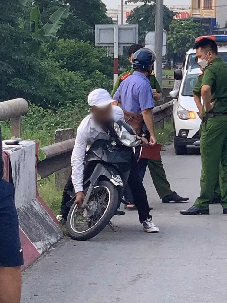 Xác định danh tính người đàn ông gục trên xe máy tử vong.