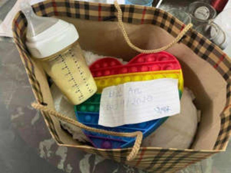 Bé trai 2 tuổi bị bỏ rơi trên phố Giảng Võ.