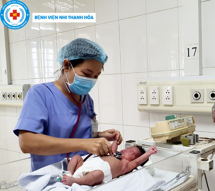 Thanh Hóa: Mổ thành công cho bé 1 ngày tuổi bị bệnh khó, hiếm gặp - Ảnh: BVCC