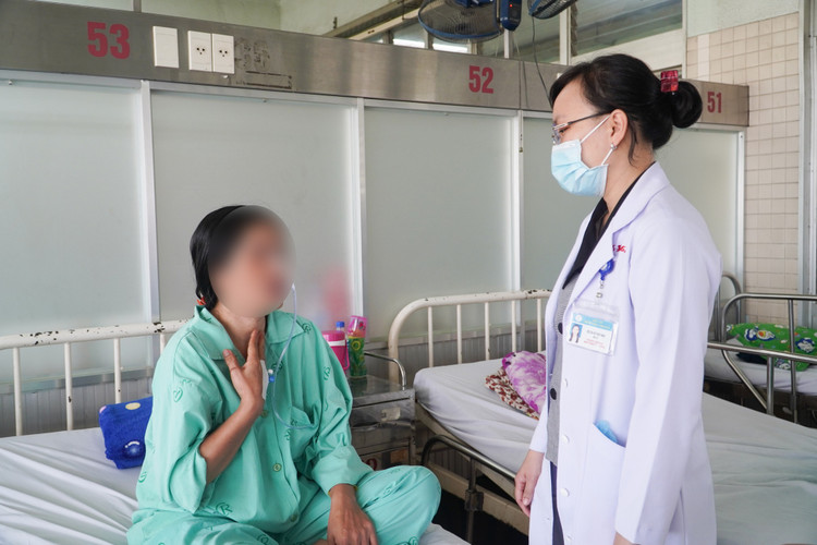 Thăm khám cho bệnh nhân sau phẫu thuật