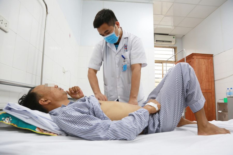 Bác sĩ khoa Ngoại thăm khám lại cho bệnh nhân trước khi xuất viện.