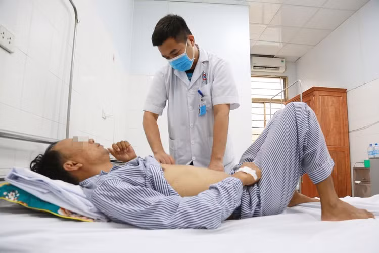 Bác sĩ khoa Ngoại thăm khám lại cho bệnh nhân trước khi xuất viện.