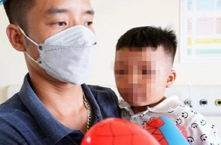 Bé trai bị nhốt trong tủ đông ở Nam Định