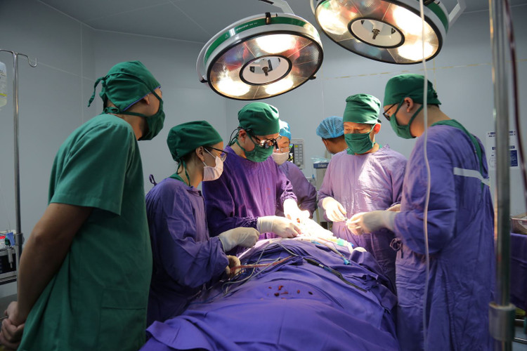 Kíp bác sĩ Bệnh viện Đa khoa tỉnh phẫu thuật cấp cứu bệnh nhân đứt lìa khí quản - Ảnh BVCC