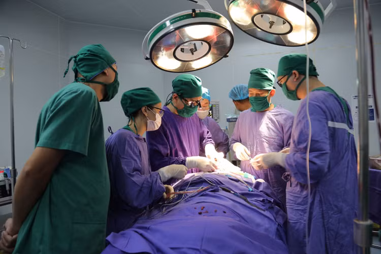 Kíp bác sĩ Bệnh viện Đa khoa tỉnh phẫu thuật cấp cứu bệnh nhân đứt lìa khí quản - Ảnh BVCC