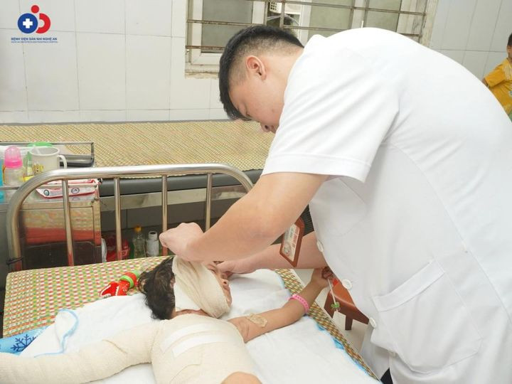 Thăm khám cho bệnh nhi bị bỏng nặng do nghịch bật lửa - Ảnh BVCC