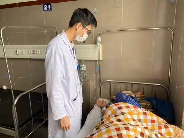 Bác sĩ thăm khám cho người bệnh sau phẫu thuật - Ảnh BVCC