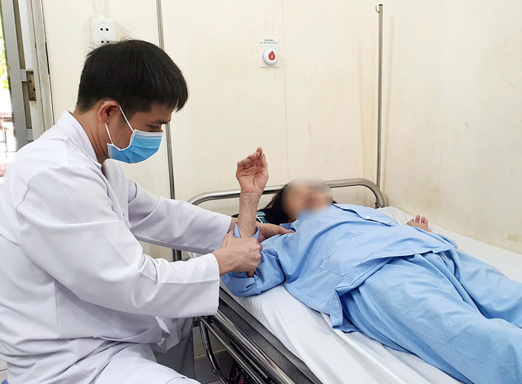 Xoa bóp bấm huyệt, tập vận động cho người bệnh - Ảnh BVCC