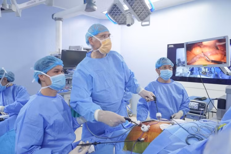 Giáo sư JW Greve, PGS.TS.BS Nguyễn Anh Tuấn và các đồng nghiệp tại Bệnh viện Trung ương Quân đội 108 triển khai thành công ca phẫu thuật SADI-S điều trị béo phì trầm trọng - Ảnh BVCC