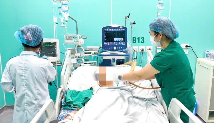 Sốt và đau đầu, thanh niên 22 tuổi nguy kịch do viêm não mô cầu - Ảnh BVCC