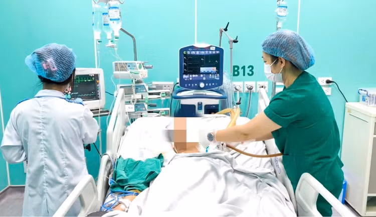 Sốt và đau đầu, thanh niên 22 tuổi nguy kịch do viêm não mô cầu - Ảnh BVCC