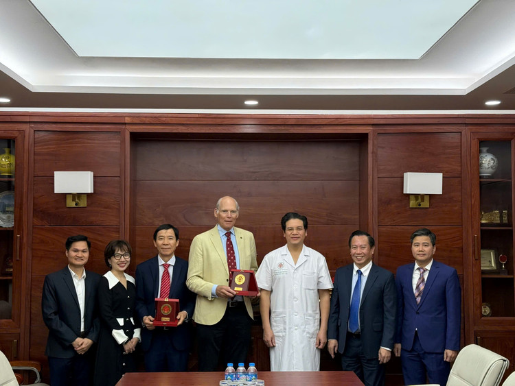 Giáo sư Jan Willem Greve trong buổi gặp gỡ thân mật với đại diện lãnh đạo Bệnh viện TWQĐ 108 - Ảnh BVCC Giáo sư Jan Willem Greve trong buổi gặp gỡ thân mật với đại diện lãnh đạo Bệnh viện TWQĐ 108 - Ảnh BVCC