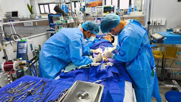 Cấp cứu cho bệnh nhân - Ảnh BVCC