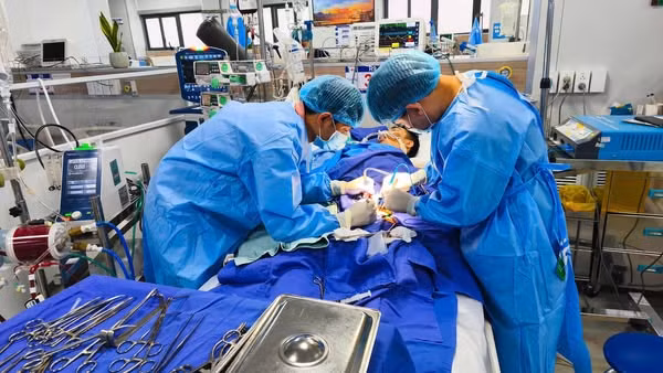 Cấp cứu cho bệnh nhân - Ảnh BVCC