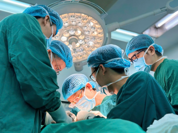 Ca phẫu thuật cho bệnh nhân - Ảnh BVCC