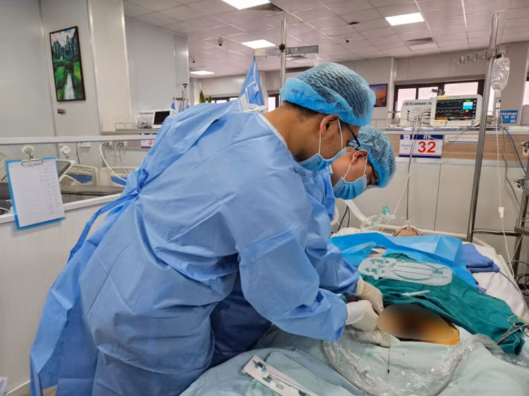 Can thiệp ECMO để cứu người bệnh - Ảnh BVCC