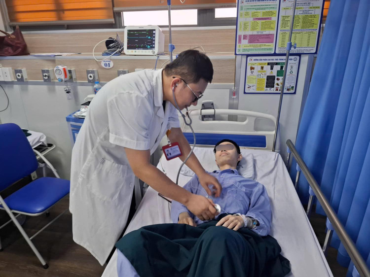 Thăm khám cho người bệnh - Ảnh BVCC