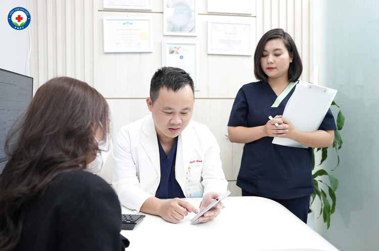ThS.BS Hoàng Mạnh Ninh thăm khám, tư vấn cho khách hàng