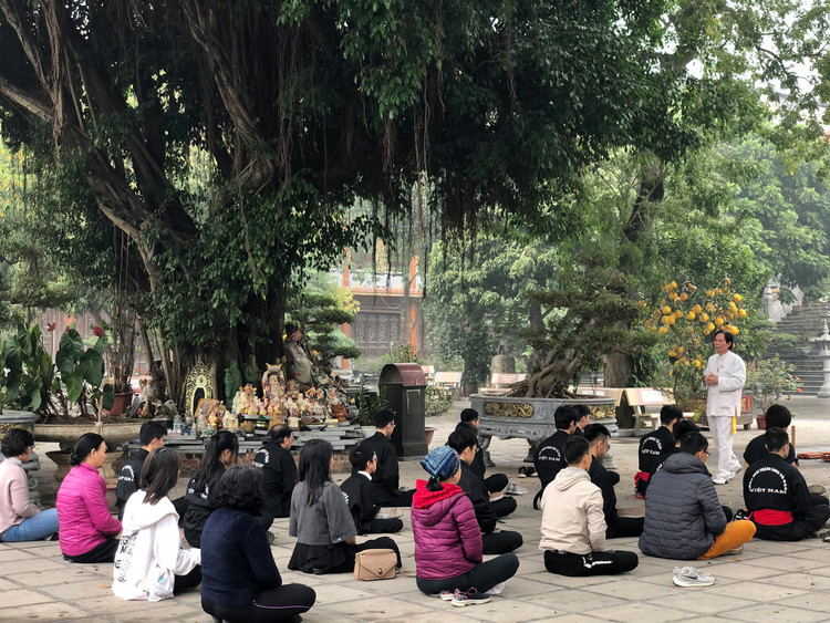 Nóng trong là bệnh mà toàn thân tâm biến động do nhiệt năng toàn thân tăng lên, cơ thể không thể tự điều chỉnh. Ngoài việc đến khám bệnh tại các trung tâm y tế, người bệnh nên tập tĩnh công để kết hợp trị liệu.