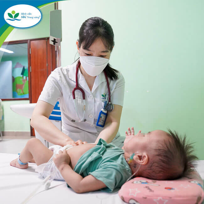 Các bác sĩ thăm khám cho bé M.K trước khi ra viện