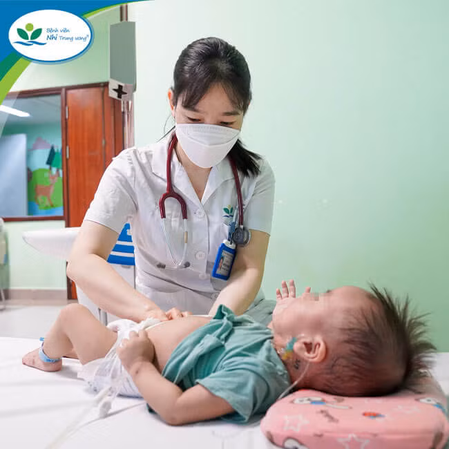 Các bác sĩ thăm khám cho bé M.K trước khi ra viện