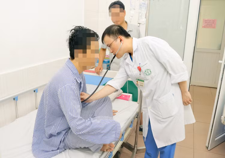 Bác sĩ Viện Tim mạch thăm khám cho bệnh nhân trước khi được xuất viện, trở về với gia đình