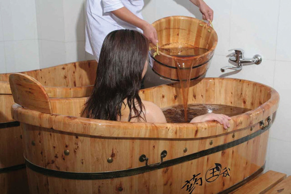 Tắm ngâm bằng thảo dược hiệu quả bất ngờ trị viêm da, mẩn ngứa