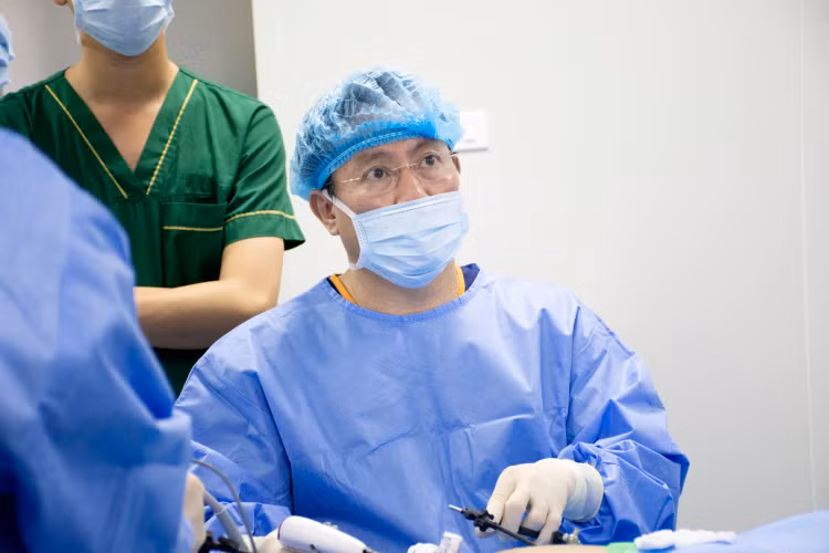 PGS.TS Nguyễn Anh Tuấn phẫu thuật nội soi cắt dạ dày cho bệnh nhân