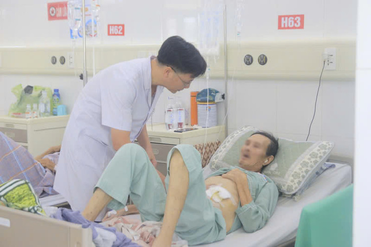 Bác sĩ Nguyễn Văn Dũng – Trưởng Khoa Ung bướu 1, Bệnh viện Bãi Cháy thăm khám và tư vấn cho người bệnh sau phẫu thuật - Ảnh BVCC