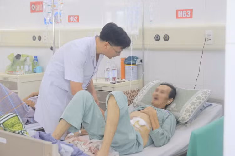Bác sĩ Nguyễn Văn Dũng – Trưởng Khoa Ung bướu 1, Bệnh viện Bãi Cháy thăm khám và tư vấn cho người bệnh sau phẫu thuật - Ảnh BVCC