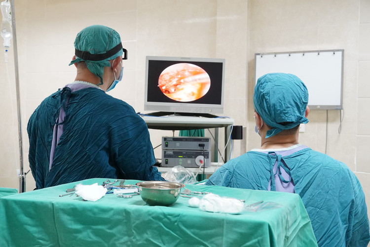 Vá màng nhĩ cho bệnh nhân - Ảnh BVCC