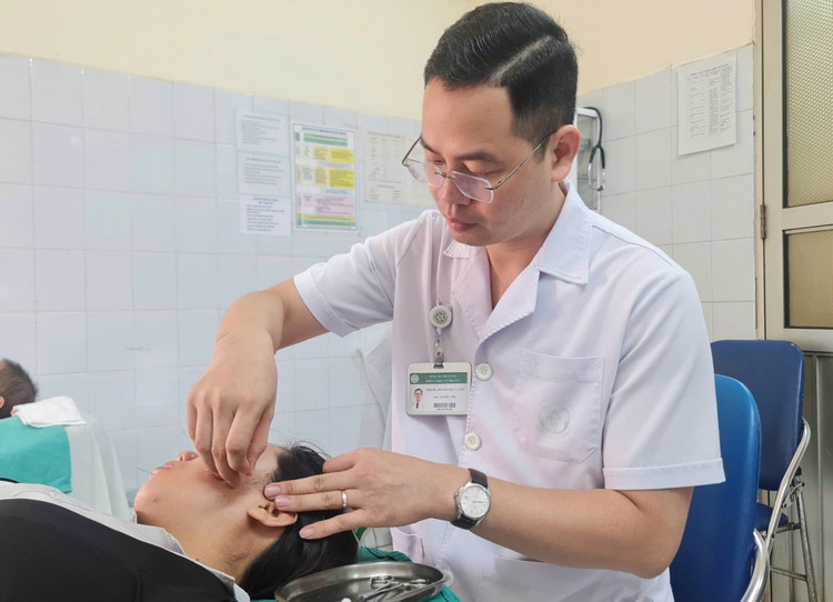 BS. Luân thực hiện châm cứu cho người bệnh - Ảnh BSCC