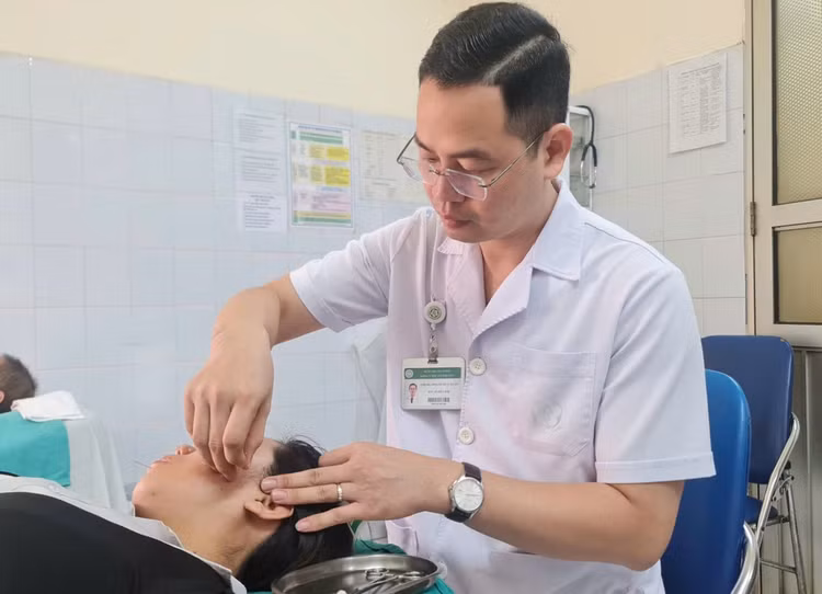 BS. Luân thực hiện châm cứu cho người bệnh - Ảnh BSCC