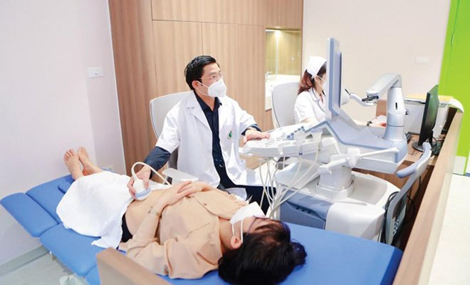 PGS.TS Nguyễn Duy Ánh, Giám đốc bệnh viện Phụ sản Hà Nội thực hiện sàng lọc trước sinh cho trẻ trong bụng mẹ
