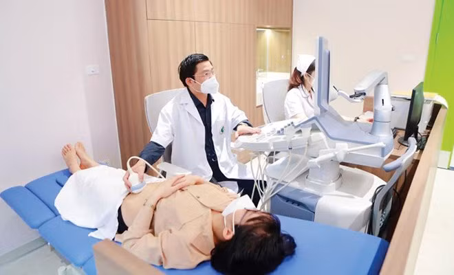 PGS.TS Nguyễn Duy Ánh, Giám đốc bệnh viện Phụ sản Hà Nội thực hiện sàng lọc trước sinh cho trẻ trong bụng mẹ