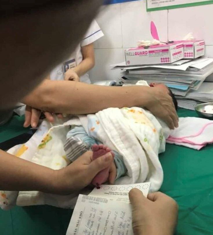 Lấy máu gót chân sàng lọc bệnh lý bẩm sinh cho trẻ