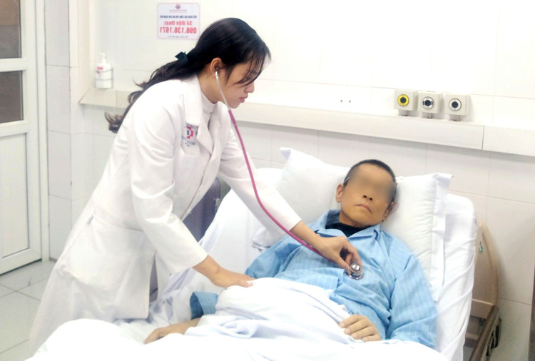 Cứu sống bệnh nhân người nước ngoài bị ung thư gan sốc mất máu nguy kịch ảnh 1