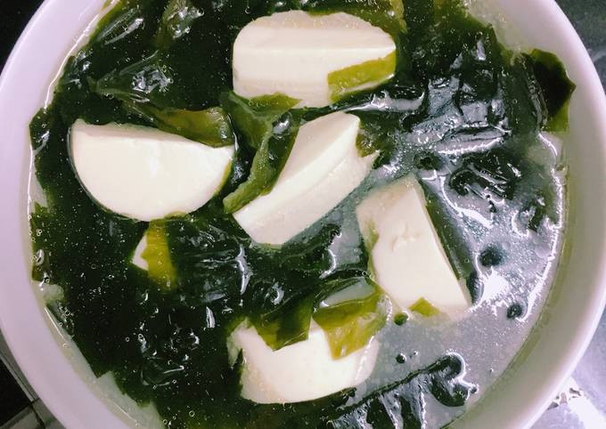 Canh rong biển đậu hũ non cho tóc đen khỏe mạnh, da dẻ hồng hào - Ảnh minh họa