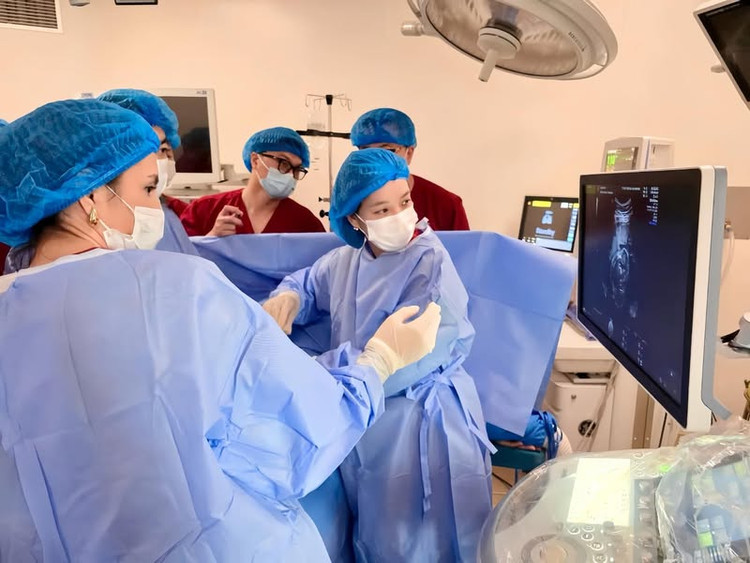 2 ca can thiệp bào thai mang cơ hội sống khỏe cho trẻ trong bụng mẹ.