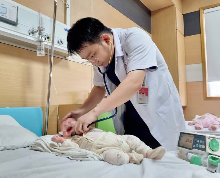 Ho nhẹ, bé trai 1 tháng tuổi suy hô hấp, viêm phổi nặng do RSV - Ảnh BVCC