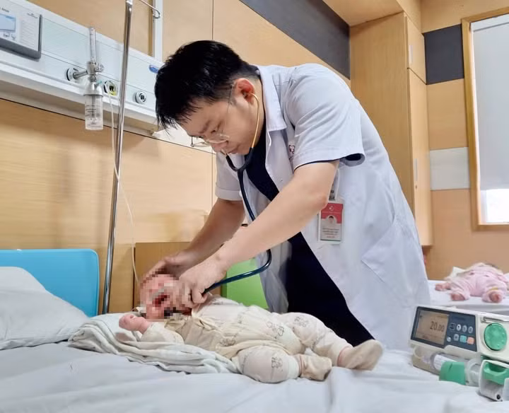 Ho nhẹ, bé trai 1 tháng tuổi suy hô hấp, viêm phổi nặng do RSV - Ảnh BVCC