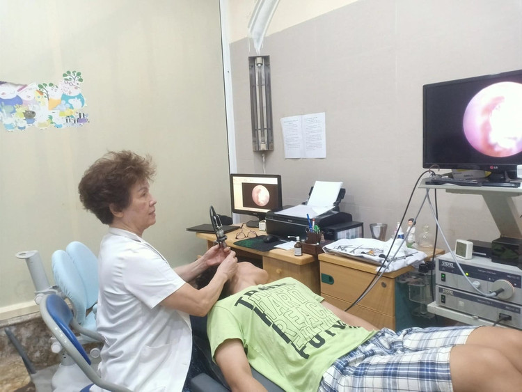 PGS.TS Nguyễn Thị Ngọc Dinh thăm khám cho người bệnh