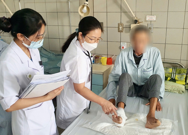 Thăm khám cho bệnh nhân đái tháo đường bị biến chứng bàn chân - Ảnh BVCC