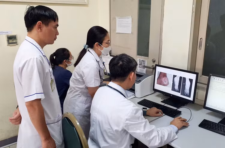 TS.BS Nguyễn Quang Bảy, ThS Hoàng Thị Liên Phương hội chẩn ca bệnh đái tháo đường nặng với nhiều biến chứng - Ảnh BVCC