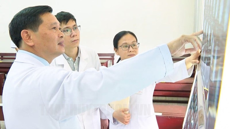 Ảnh: Bác sĩ hội chẩn phim chụp trên bệnh nhân bị biến chứng mù mắt do viêm xoang - Ảnh BVCC