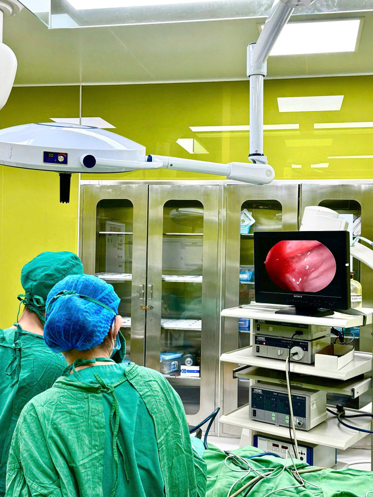 Nội soi lấy nấm cho bệnh nhân - Ảnh BVCC
