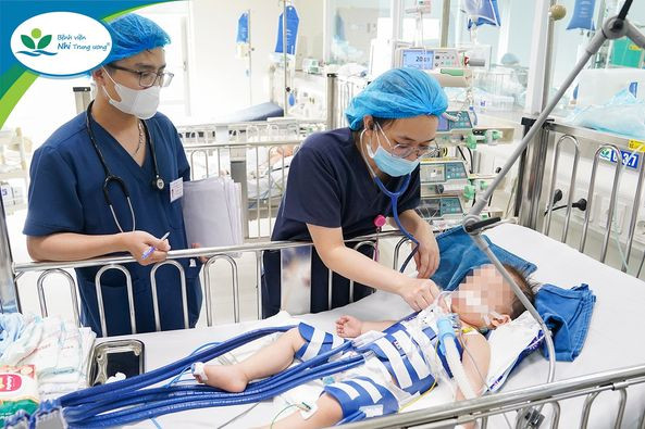 Bé trai ngã xuống hồ cá