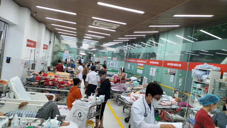 Trong mưa bão công tác chăm sóc y tế vẫn được đảm bảo - Ảnh BV Bạch Mai cung cấp