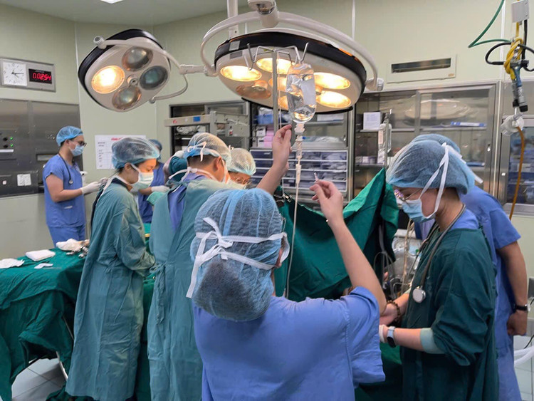 Phòng mổ vẫn sáng đèn cứu bệnh nhân khi cơn bão đang diễn ra - Ảnh BV Bạch Mai