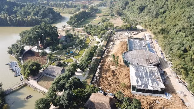 Công trình xây dựng trái phép, xâm phạm đến vùng lõi của Di sản Tràng An của Công ty TNHH MTV Cuộc sống Ninh Bình (tại thôn Văn Lâm, xã Ninh Hải, huyện Hoa Lư, Ninh Bình). Ảnh: Nguyễn Chung/Đại Đoàn Kết.